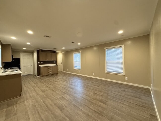 Photo - 118 E Semands St