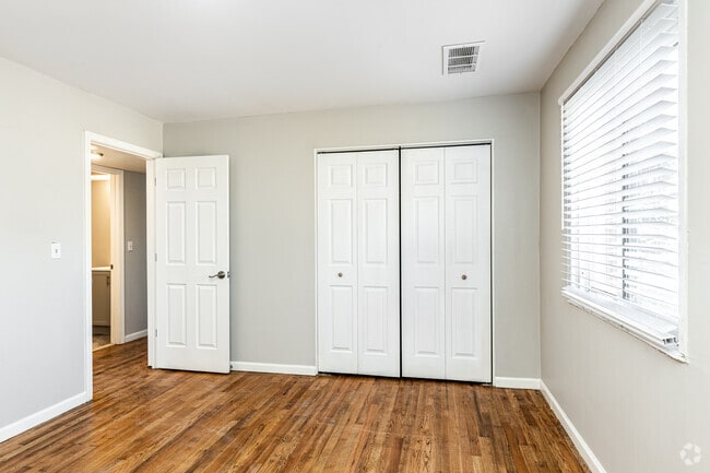 2BR, 1BA - 782SF - Brittany Village