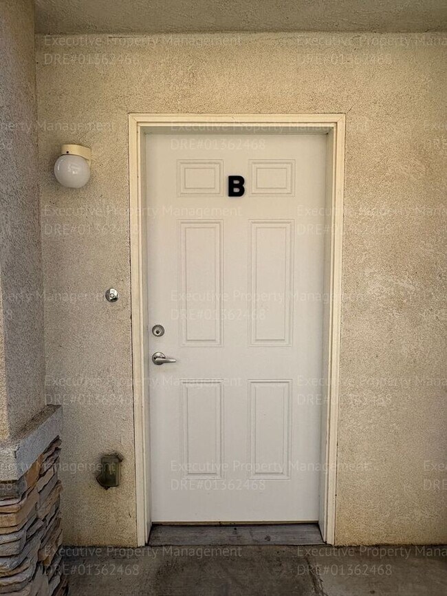 Photo - 2 bedroom 1.5 bathroom townhome located in a gated community near Hosking Ave/ S. Union Ave