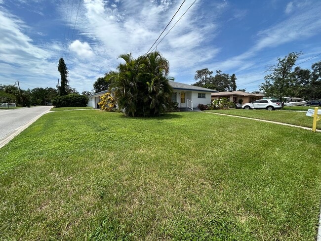 Photo - 1901 6th St W