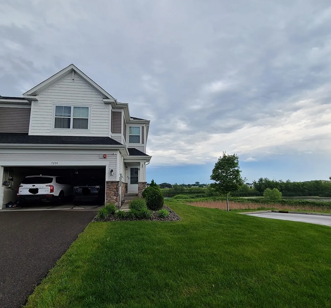 Photo - Beautiful 4bed 3.5bath End Unit Townhome With Walk-Out Basement!