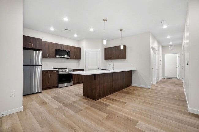 Photo - 983 W State St