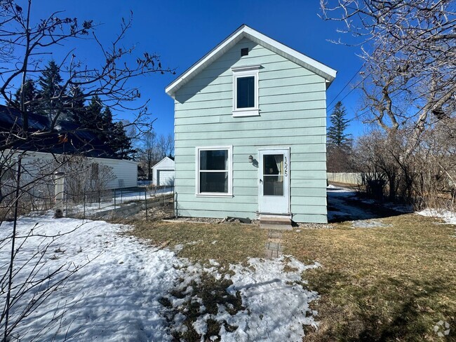 Building Photo - 2 Bedroom/ 1 Bath Home