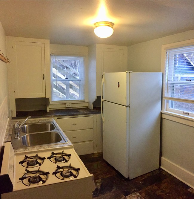 Kitchen w/ Stove and Refrigerator - 1411 Portland Ave Apartamentos Unidad 2