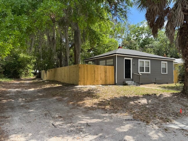 Building Photo - 1983 Lambert St