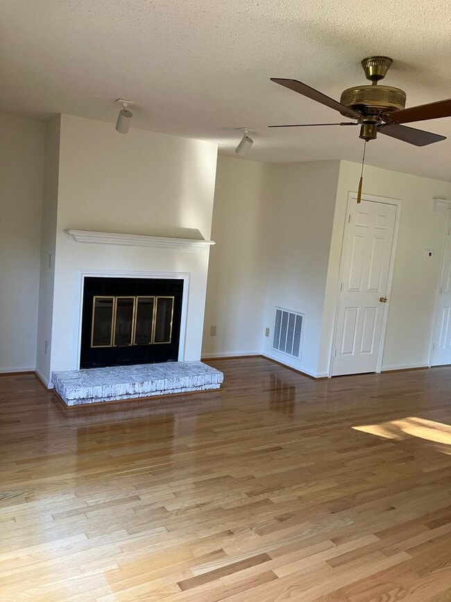 Photo - Two bedroom renovated townhouse in Oak Rid...