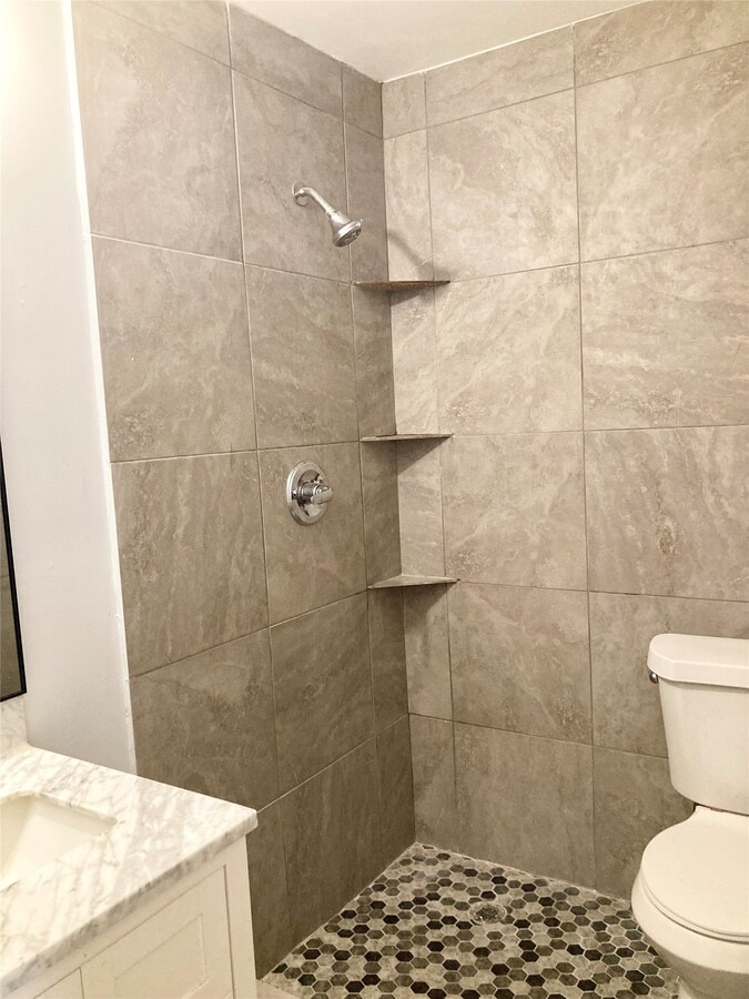 Photo - 331 Terminal St