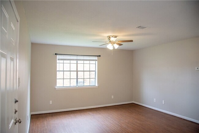 Photo - 700 Navarro Dr Unidad A