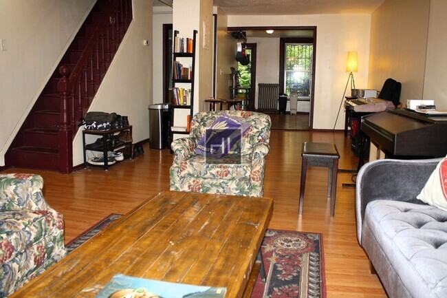 Building Photo - 3BR 1.5BA Brownstone Duplex w/ Private Gar... Unit 1 Rental