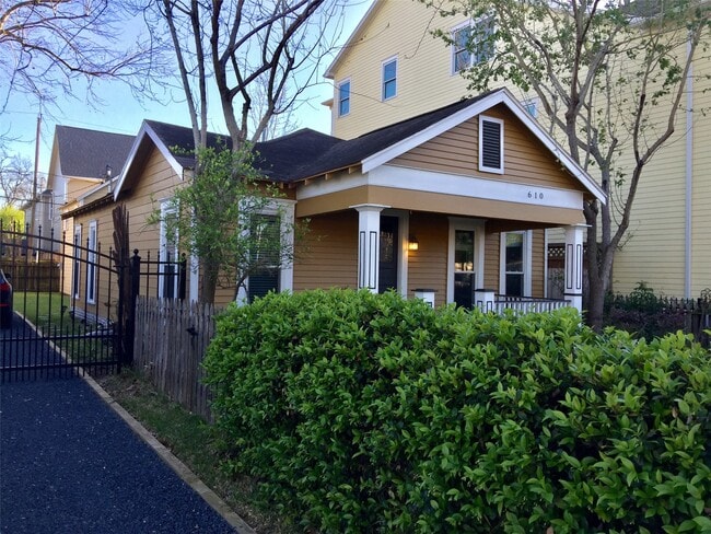 Building Photo - 610 E 24th St