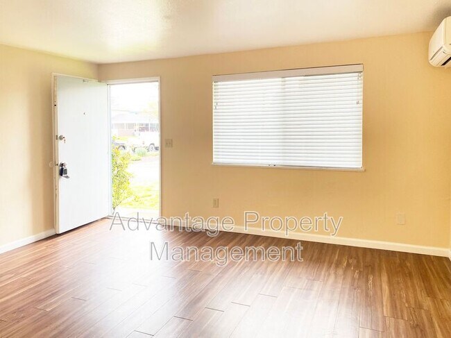 Photo - 588 NW Oak Ave