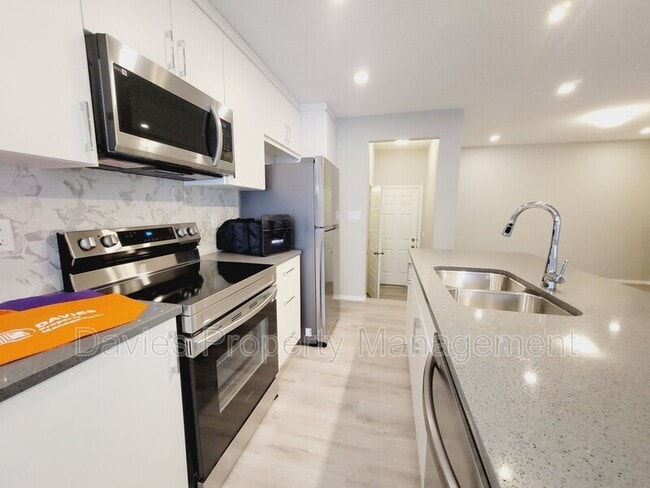 Photo - 990 Stillwater Blvd NW