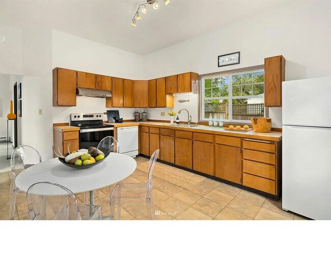 Photo - 322 24th Ave E