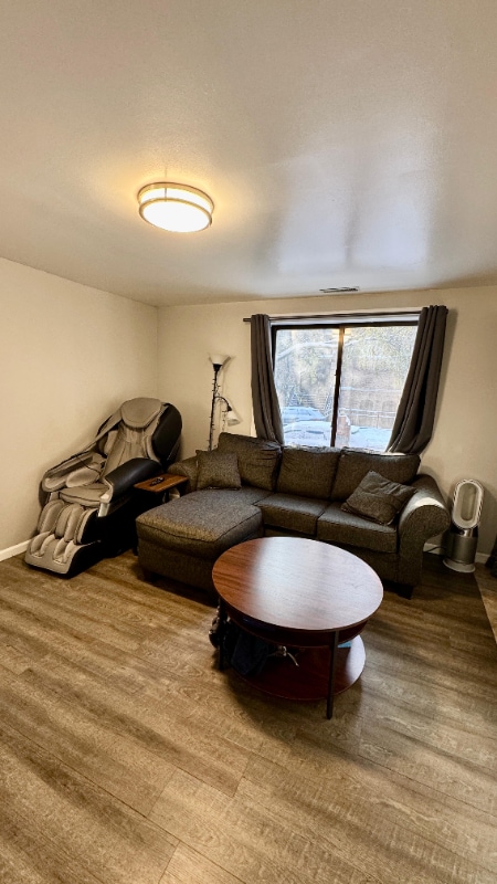 Building Photo - 1360 W Evergreen Ave