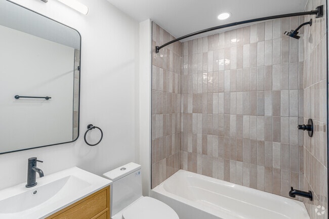 1 habitación, 1 baño - 670 pies cuadrados - Baño - Carriage House