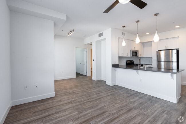 1BR, 1BA - 773SF - Living Room