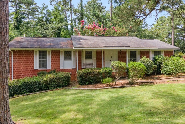 Charming Home located off of Sanders Court!! - Charming Home located off of Sanders Court!!