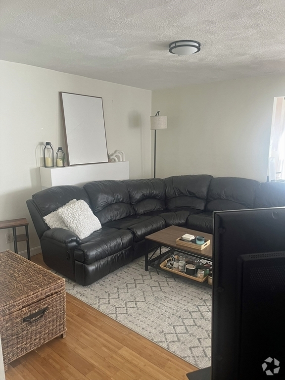 Building Photo - 135 Walnut St Unit 1 Rental