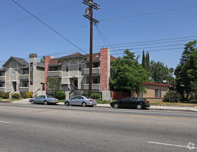 Vanowen Manor - Vanowen Manor Apartments