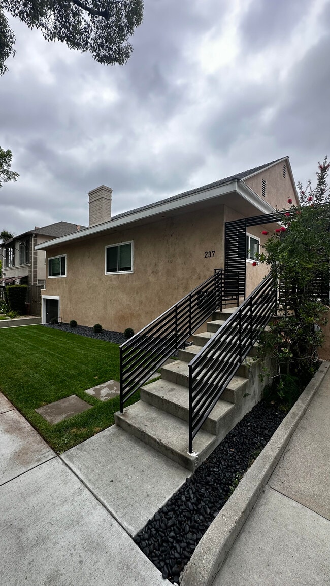 Building Photo - 237 N Kenwood St Unit B