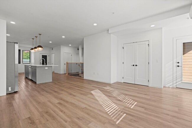 Photo - Beautiful 2-Bed/2.5 Bath Townhome in Downt... Unit 6117-9B