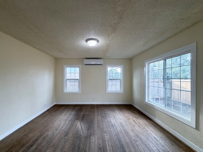 Photo - 960 Clark St