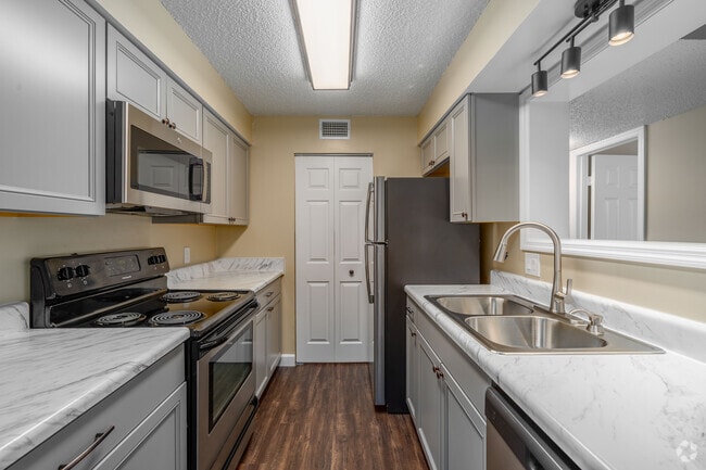 2BR, 1.5BA - 1,000SF - Kitchen