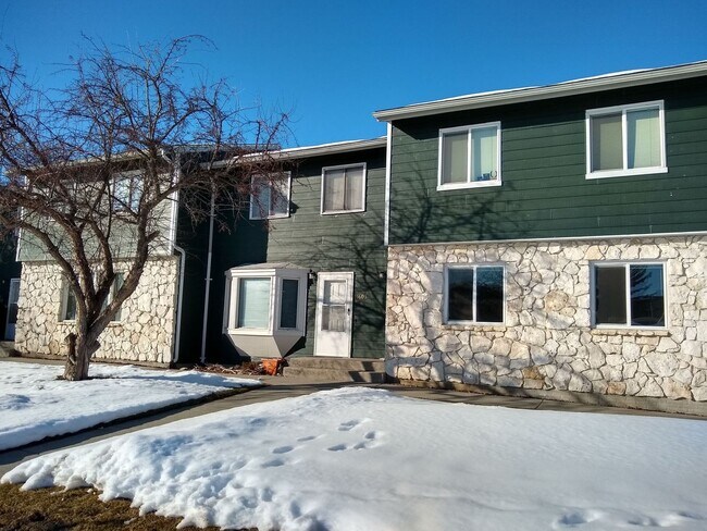 Photo - 4 Bedroom, 2.5 Bathroom Townhouse, Close t...