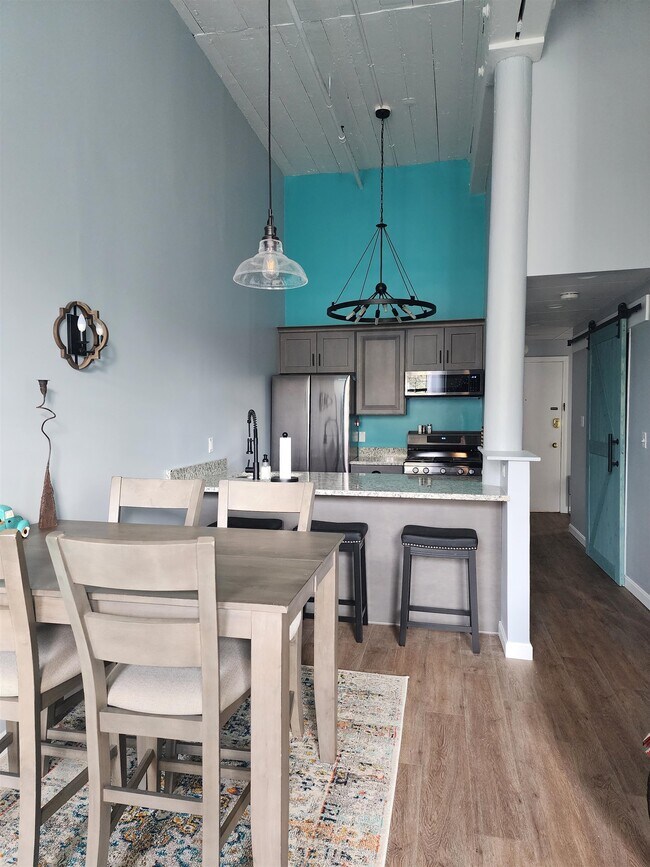 Photo - 100 Main St Unidad M19