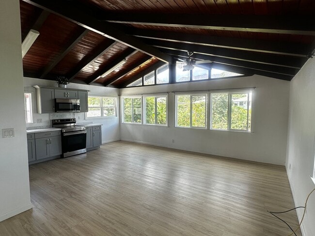 Building Photo - Upstairs 2 bedroom duplex in Kaneohe! 2 parking!