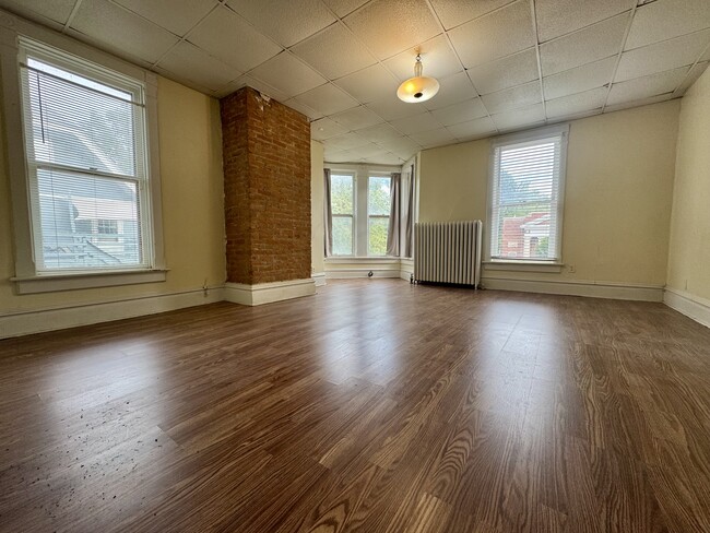 Building Photo - 301 E Burlington Ave Unit 4 Rental