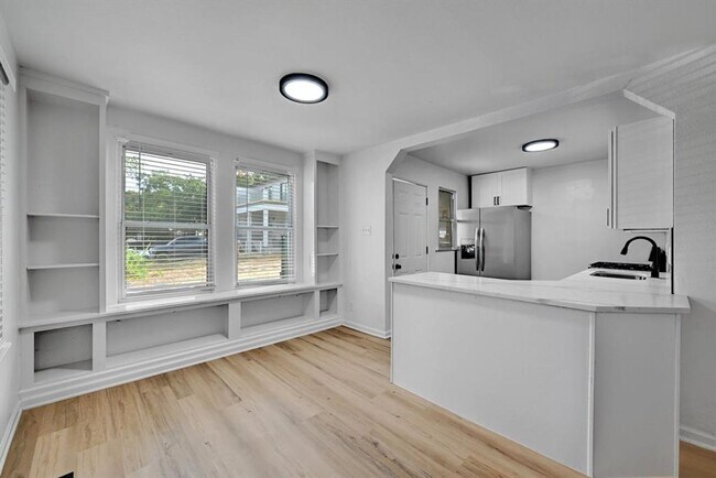 Photo - 2305 Longview St