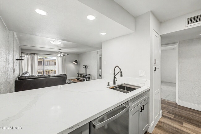 Photo - 3314 N 68th St Unidad 211