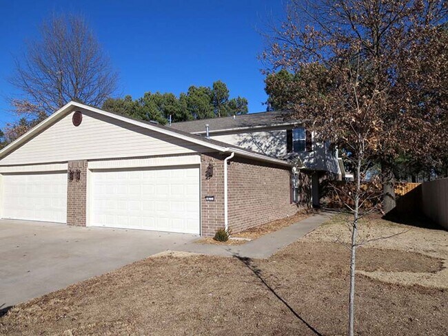 Building Photo - 822-824 N. Daisy Ln Unit DAISY 822-1