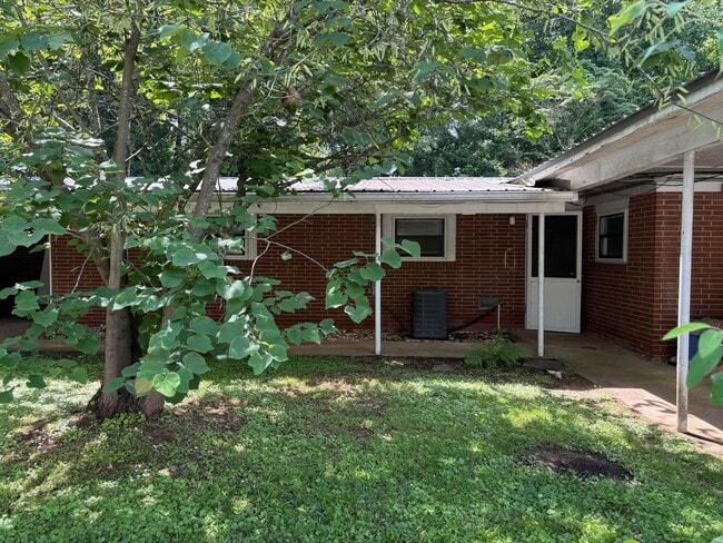 Photo - 2BR/1BA - Duplex located off of South Mill...