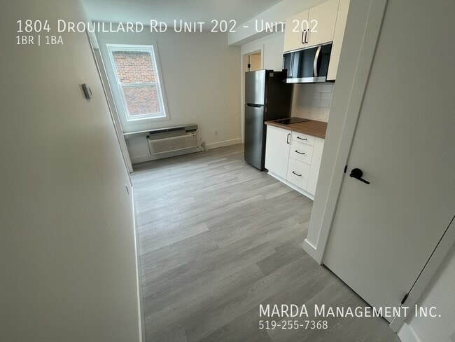 Photo - MODERN BACHELOR UNIT IN EAST WINDSOR! INCLUSIVE W/ FREE INTERNET!! Unit 202