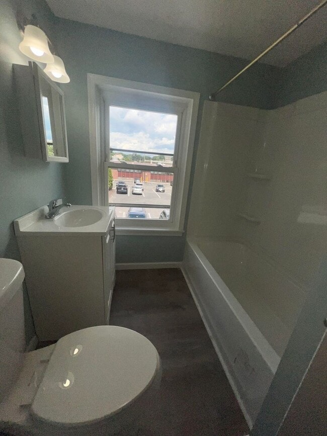 Photo - Gorgeous 1-bedroom, Top floor!  Apartment in quiet Pittsfield Street Unidad #8