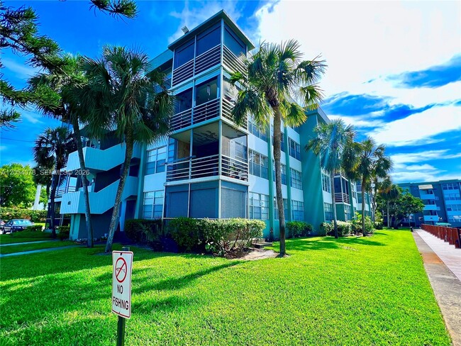 Photo - 2741 Taft St Unit 401