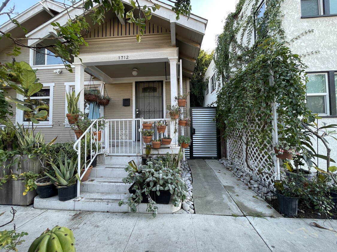 Entry Door Porch w/ 4 steps - 1712 E 8th St (Long Beach, CA)