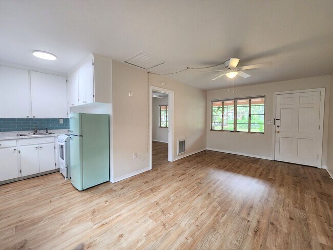 Photo - P185 - #10 Pontiac 4-Plex Unit P185 #10 Pontiac 4-Plex 4939 29th Ave S