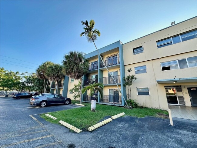 Building Photo - 4275 NW South Tamiami Canal Dr Unit 2-104