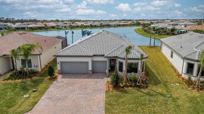Building Photo - 818 SE Courances Dr