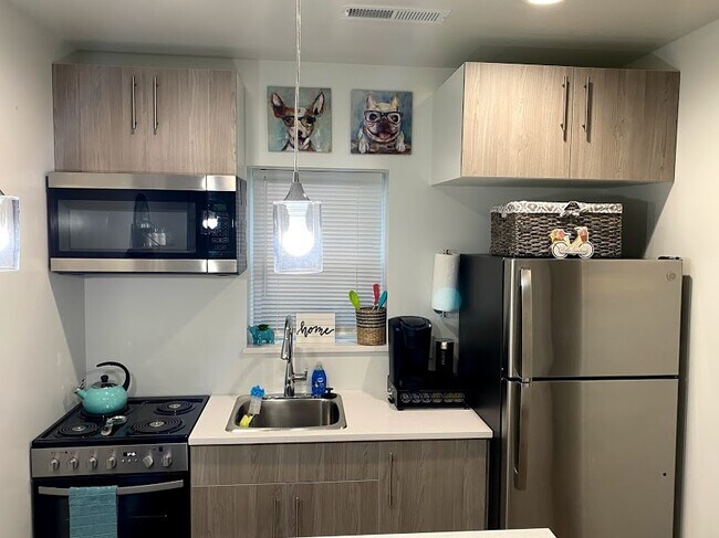 All Appliances w/ dishwasher - 412 E Nunnally St Unit 1