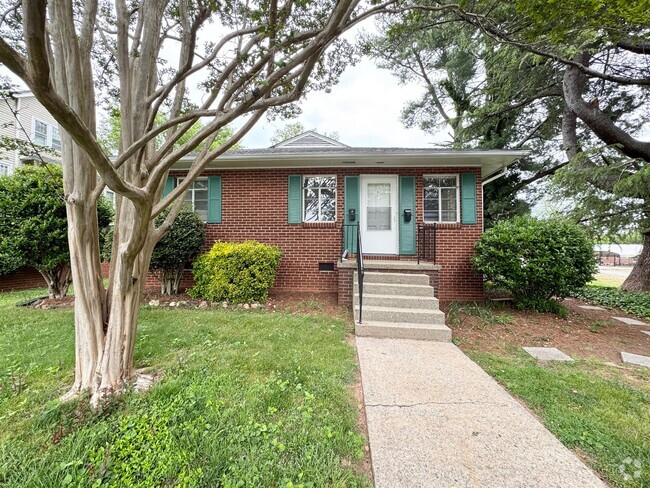 Building Photo - Adorable 2 Bedroom Close to Downtown Green... Rental