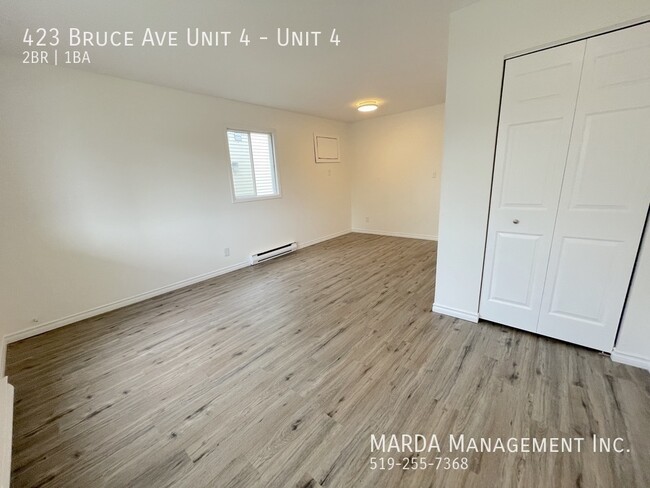 Photo - RENOVATED 2 BED/1 BATH APT- DOWNTOWN PLUS HYDRO! Unité 4