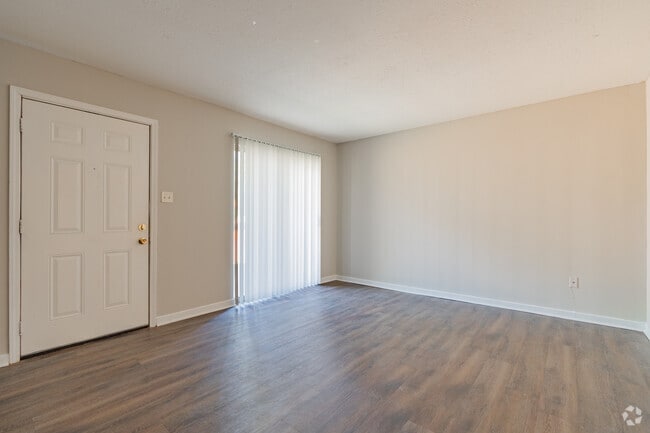 Townhouse 2BR, 1.5BA - 960SF