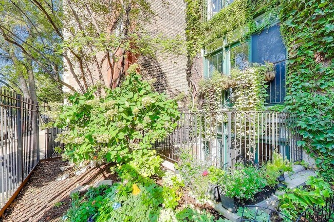 Photo - 819 N Damen Ave