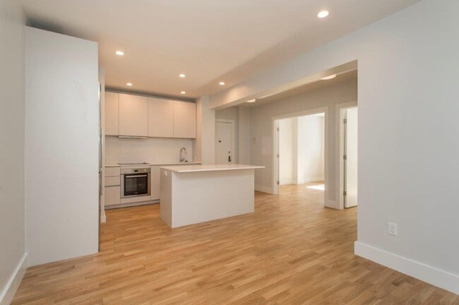 Building Photo - Great 1 Bed Or 2 Bed w/o Living Room