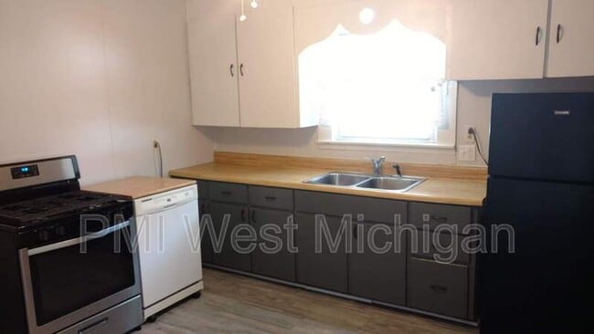 Photo - 946 Pine Ave NW Unit 1