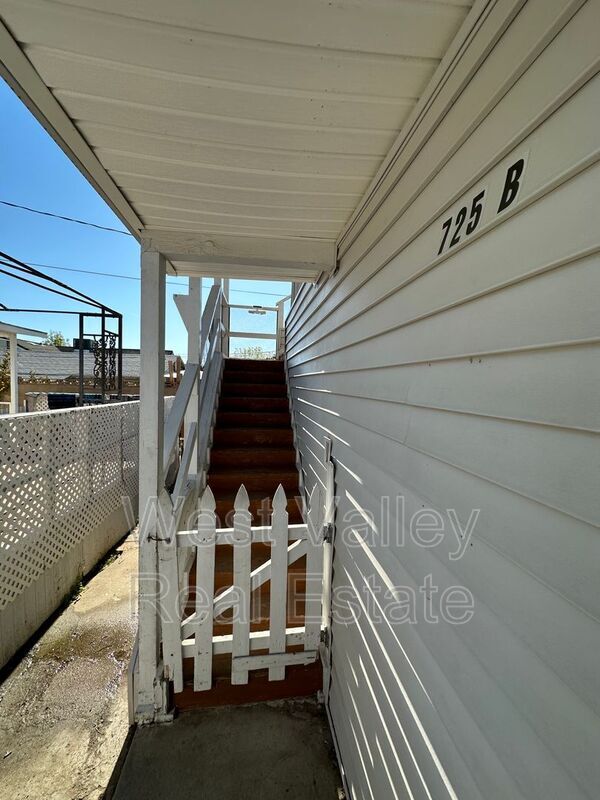 725 1/2 Kern St - 725 1/2 Kern St Unit Apt B